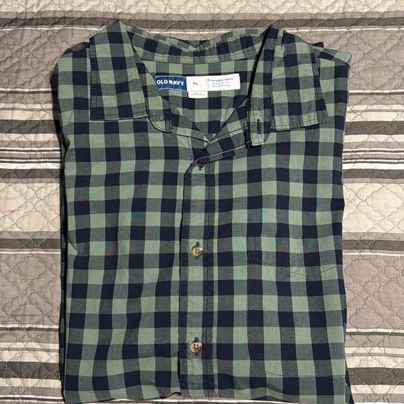2 OLD NAVY MEN EVERYDAY SHIRT REGULAR FIT BUILT IN FLEX BUTTON DOWN LONG SLEEVE - Picture 4 of 5